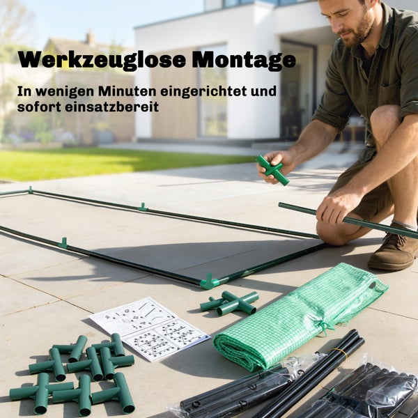 Ein Mann montiert werkzeuglos ein Gewächshausgestell auf einer Terrasse mit Kunststoffverbindern, Rohren, Anleitung und Zubehör.