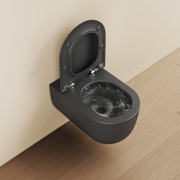 Wand-WC in Schwarz matt mit geöffnetem Deckel und spülrandloser Technik, montiert an einer hellen Wand über einem Boden in Holzoptik.