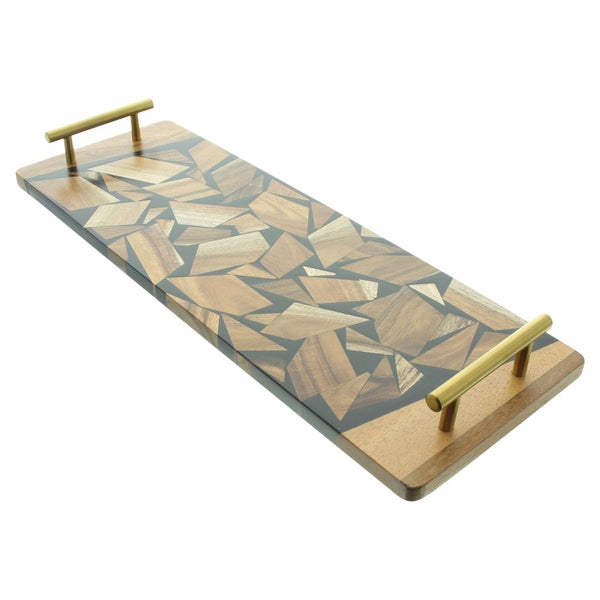 Rechteckiges Serviertablett aus Holz mit modernem Mosaikmuster und zwei goldfarbenen Metallgriffen.
