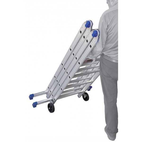 Zusammengeklappte Mehrzweckleiter aus Aluminium mit Transportrollen, die von einer Person bewegt wird.