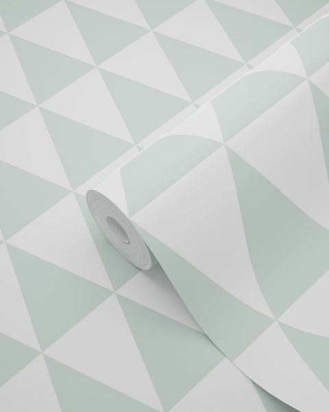 Vliestapete mit geometrischem Dreieckmuster in Mintgrün und Weiß.