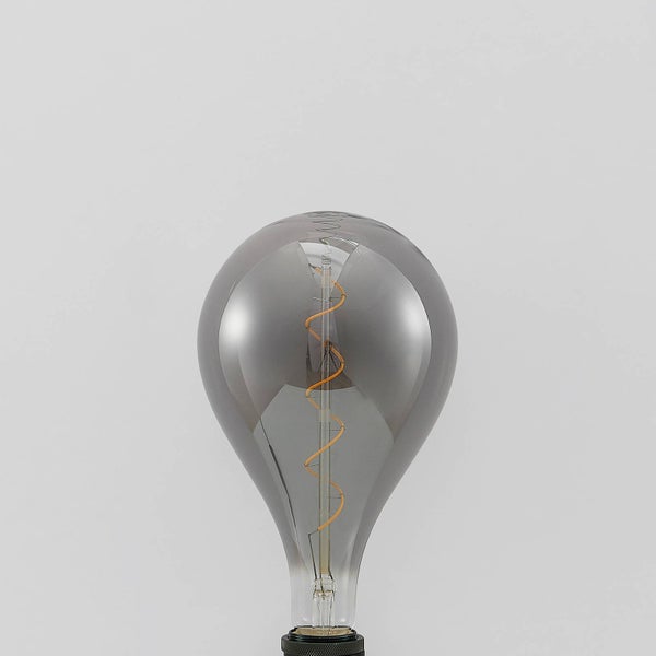 LED-Leuchtmittel in Birnenform aus Rauchglas mit spiralförmigem Filament.