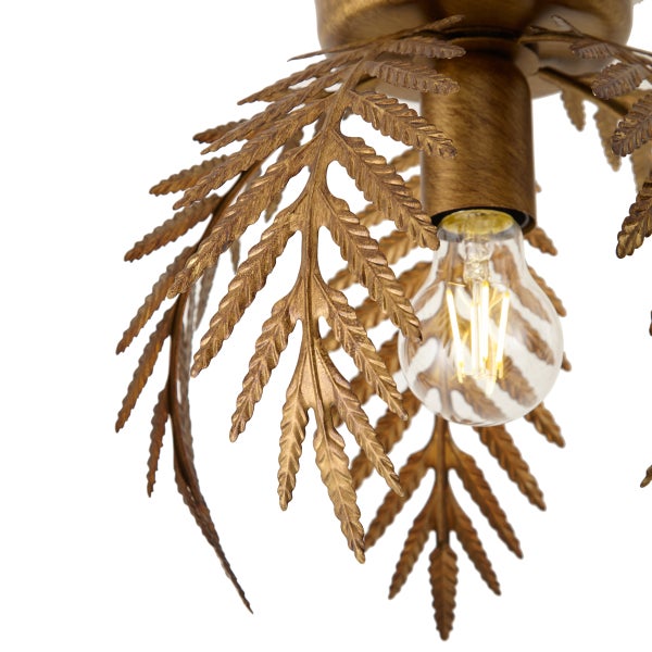 Deckenleuchte aus Metall in Goldoptik mit dekorativen Farnblättern und einem Filament-Leuchtmittel.