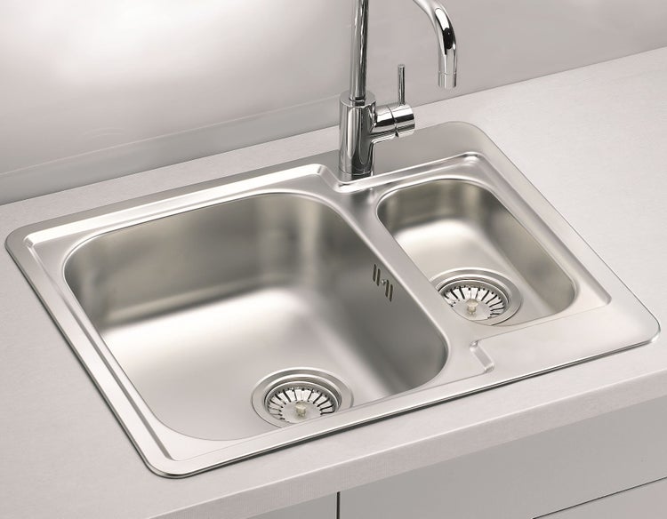 Edelstahl Einbauspüle mit zwei Becken und Küchenarmatur in eine Arbeitsplatte eingelassen