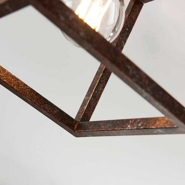 Detailaufnahme einer Deckenleuchte mit geometrischem Metallrahmen und Glühbirne.