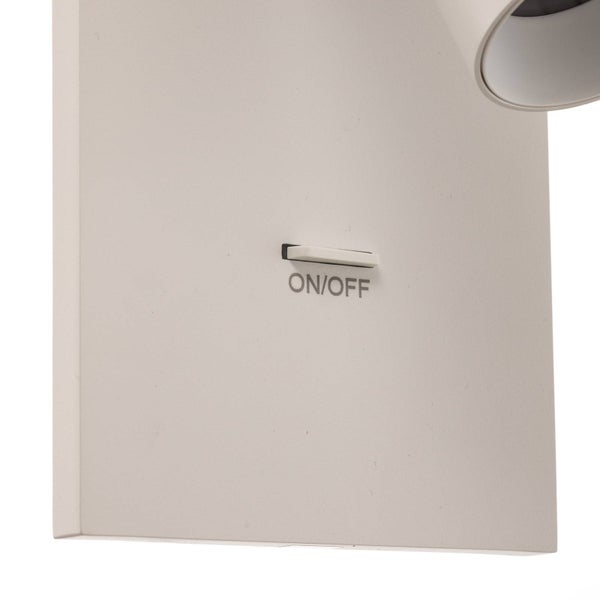 Nahaufnahme eines Lichtschalters mit der Aufschrift Ein/Aus.