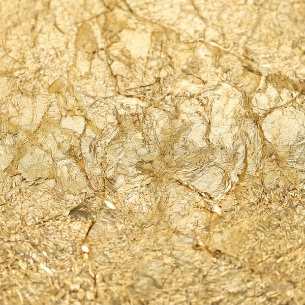 Strukturierte goldene Oberfläche mit einer zerknitterten metallischen Optik.