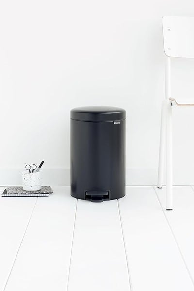 Brabantia Klassischer Tretmülleimer Mit Soft Verschluss 12 Liter HxBxT 41,1 x 25,1 x 33,8 cm Metall Metallik Schwarz