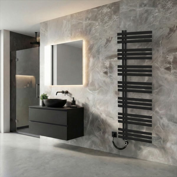 Modernes Badezimmer mit schwarzem Waschtisch, Aufsatzbecken, beleuchtetem Spiegel und schwarzem Heizkörper an einer Wand in Marmoroptik.