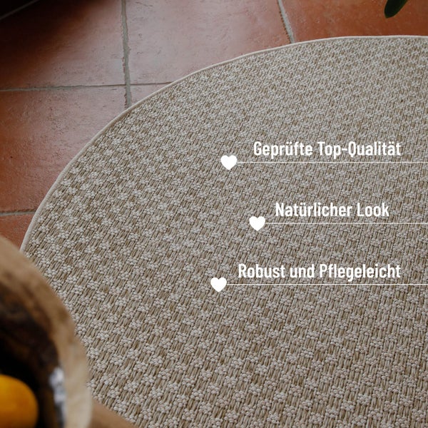 Runder gewebter Teppich in Natur-Optik auf Fliesenboden mit Hinweisen auf geprüfte Qualität, Robustheit und Pflegeleichtigkeit.