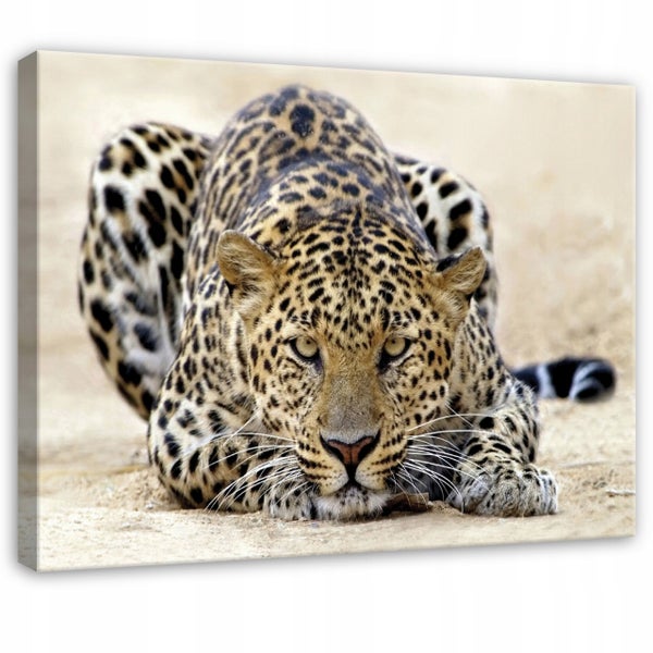 Schlafzimmer mit Bett und Wandbild eines Leoparden