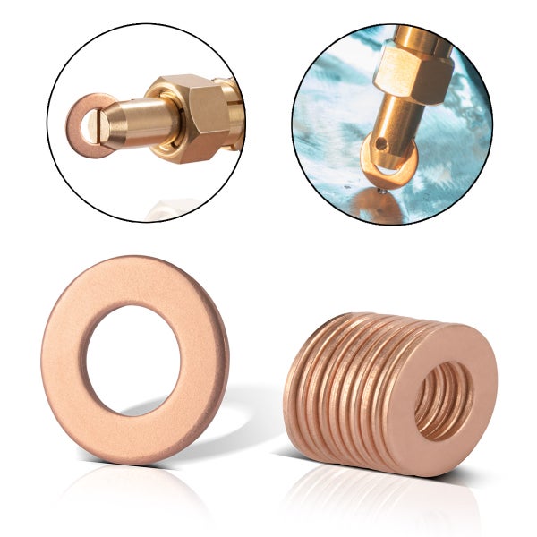 Einladendes Schlafzimmer mit Tapete mit Kaktusmuster, Bett und Beistelltisch.