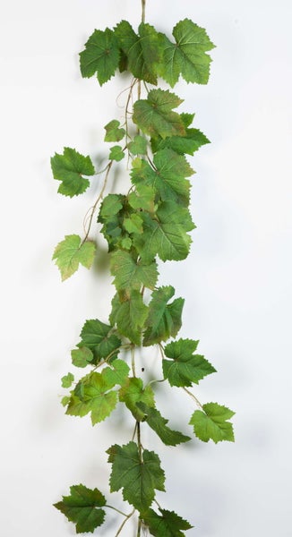 Künstliche Weinlaubgirlande mit detaillierten grünen Blättern und Ranken.