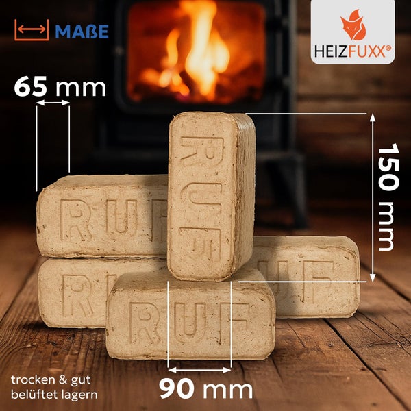 Heizfuxx Holzbriketts mit RUF Prägung, Maße 150 mal 90 mal 65 Millimeter, vor einem Kamin