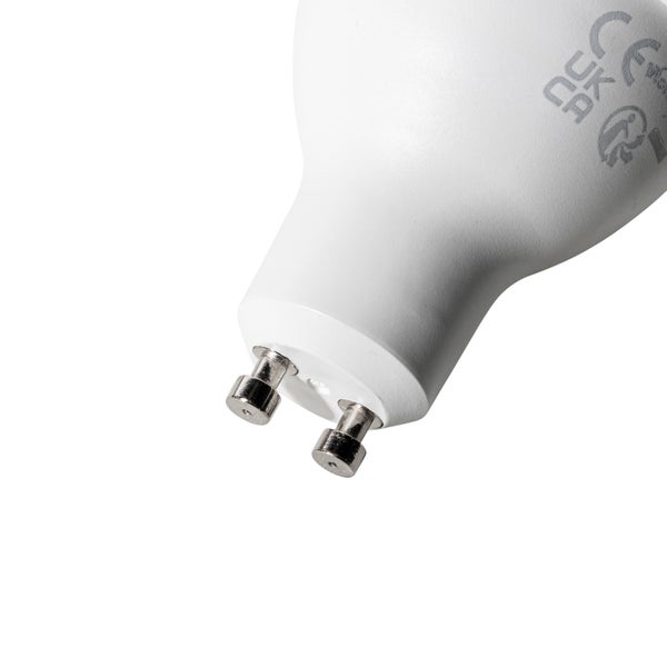 Nahaufnahme eines LED-Leuchtmittels mit GU10 Sockel und zwei Kontaktstiften.