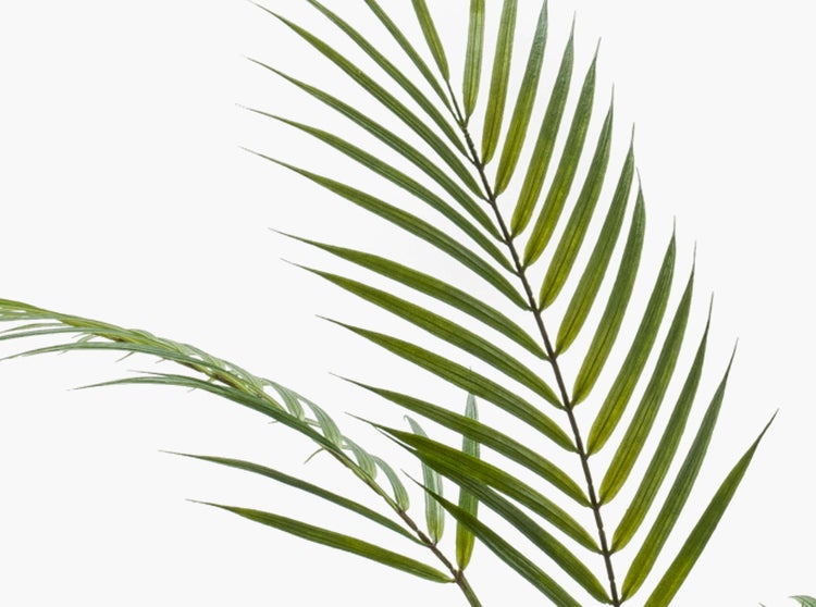 Künstliche Rosenblüte aus Textilmaterial in Orange.