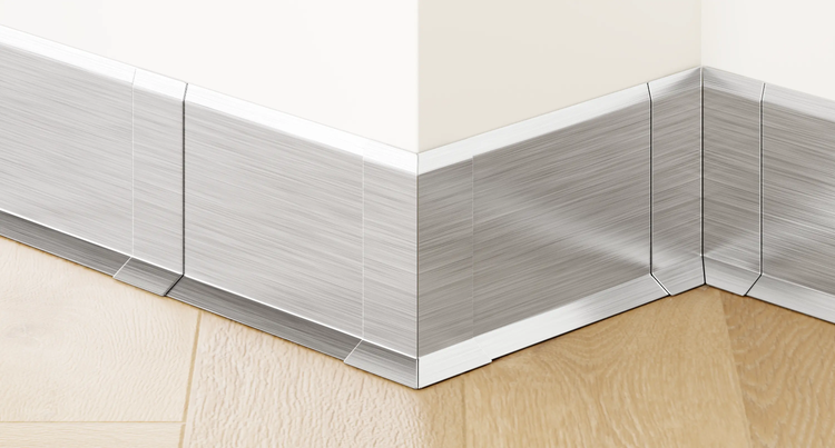 Sockelleisten aus Metall an einer Ecke zwischen Wand und Boden