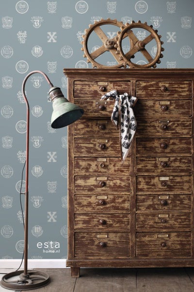 Szene mit einer Kommode mit Schubladen, einer Stehlampe und einem Hintergrund mit einem College-Motiv