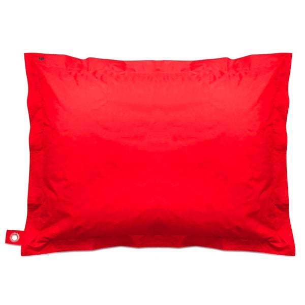 Roter rechteckiger Sitzsack aus robustem Material mit Metallöse.
