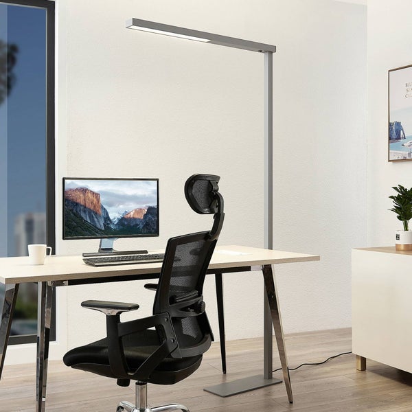 Moderne, minimalistische Bürostehleuchte aus Metall an einem hellen, organisierten Arbeitsplatz mit Schreibtisch und ergonomischem Stuhl.