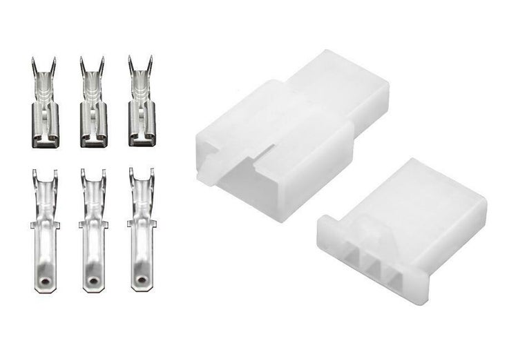 Set mit drei Flachsteckhülsen und zwei passenden Kunststoffgehäusen für elektrische Steckverbindungen