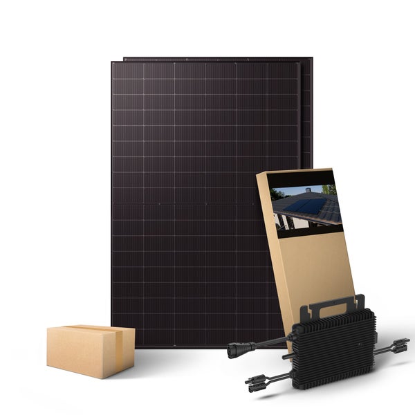 Solaranlage Set bestehend aus zwei Solarmodulen, einem Wechselrichter und Zubehör in Kartonverpackung.