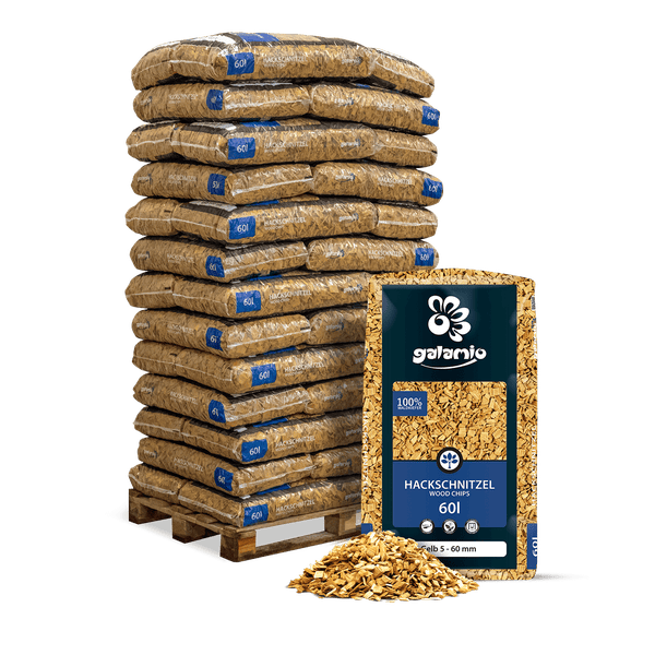 Galamio Hackschnitzel aus Waldkiefer, Körnung 5 bis 60 Millimeter, 60 Liter Säcke auf Palette gestapelt.