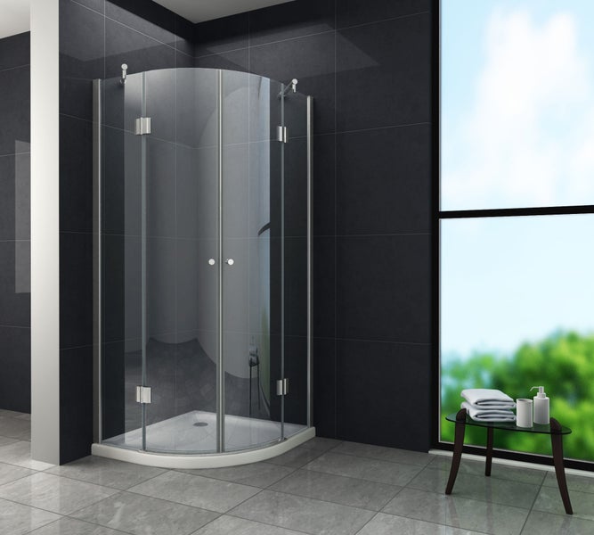 Eckdusche mit Glaswänden im Badezimmer