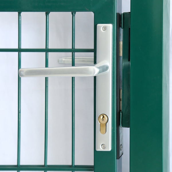 Detailansicht eines Metall Gartentor Schlosses mit Türdrücker und Profilzylinder an einem Stabgittertor.