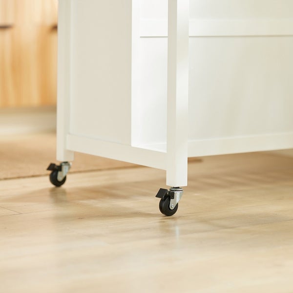 Detailansicht eines weißen Küchenwagens mit Rollen