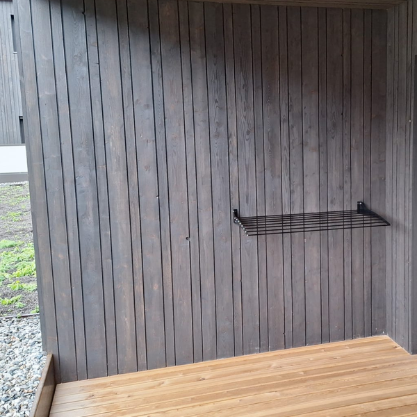Wäscheständer zur Wandmontage auf Holzterrasse