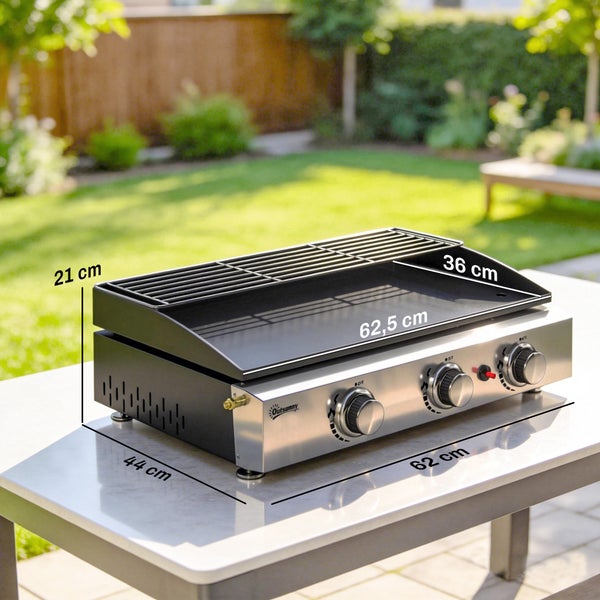 Gasgrill Plancha aus Edelstahl mit drei Reglern auf einem Tisch im Garten. Maße 62 mal 44 mal 21 Zentimeter, Grillfläche 62,5 mal 36 Zentimeter.