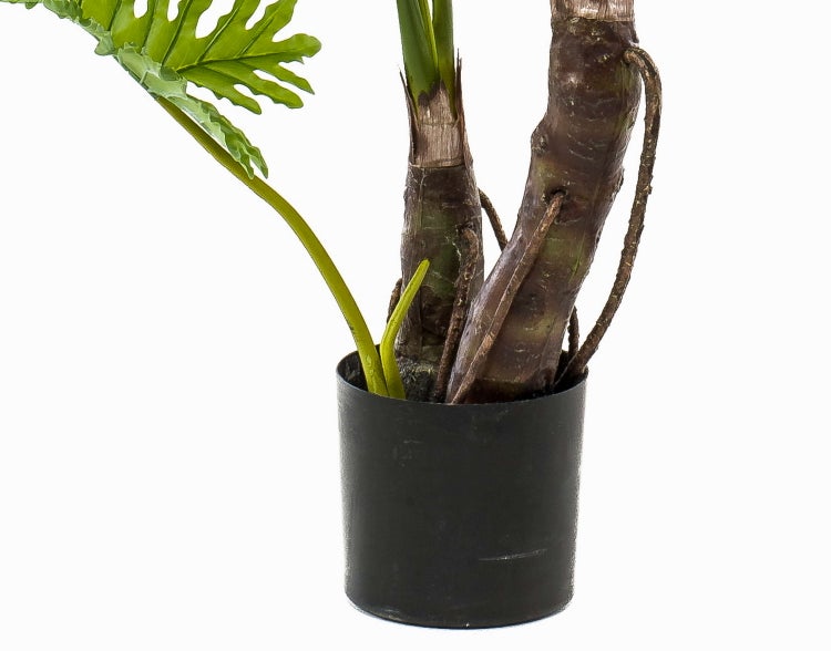 Künstliche Alocasia Pflanze mit gemusterten Blättern und hellen Blattadern.