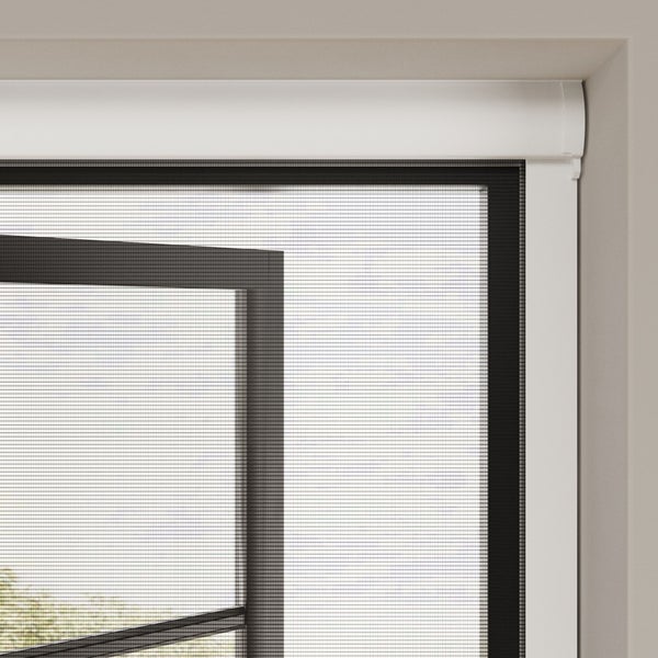 Detailansicht eines Insektenschutz-Rollos für Fenster mit weißem Rahmen und dunkelgrauem Gewebe.