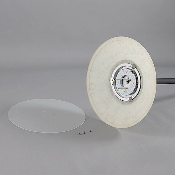 Einzelteile einer runden LED-Leuchte mit Diffusor, LED-Modul und Befestigungsschrauben.