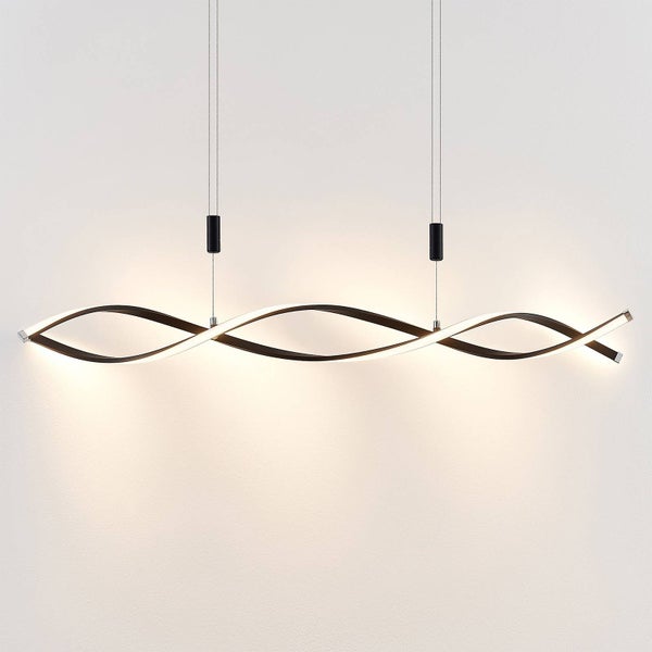 Moderne LED-Pendelleuchte in Wellenform, geschwungenes Design mit warmweißem Licht, schwarzes Metallgehäuse, höhenverstellbare Seilaufhängung.