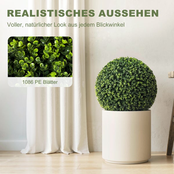 Realistische künstliche Buchsbaumkugel in einem weißen Topf mit Detailansicht der Blätter aus Polyethylen in einem hellen Raum.