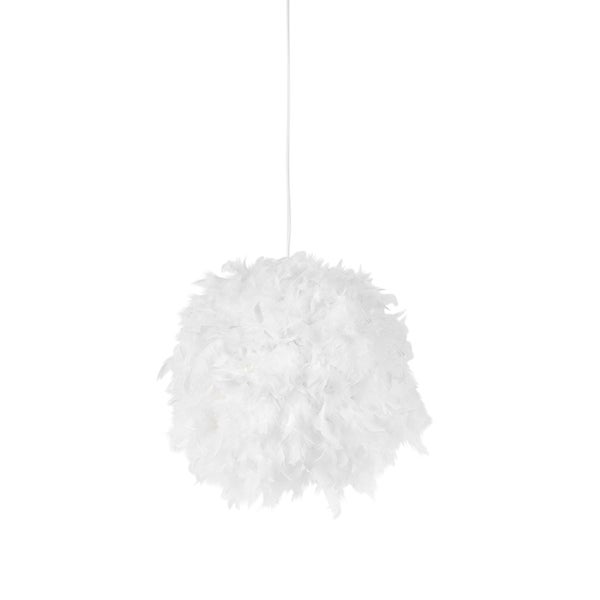 Weiße Pendelleuchte aus Federn in Kugelform.