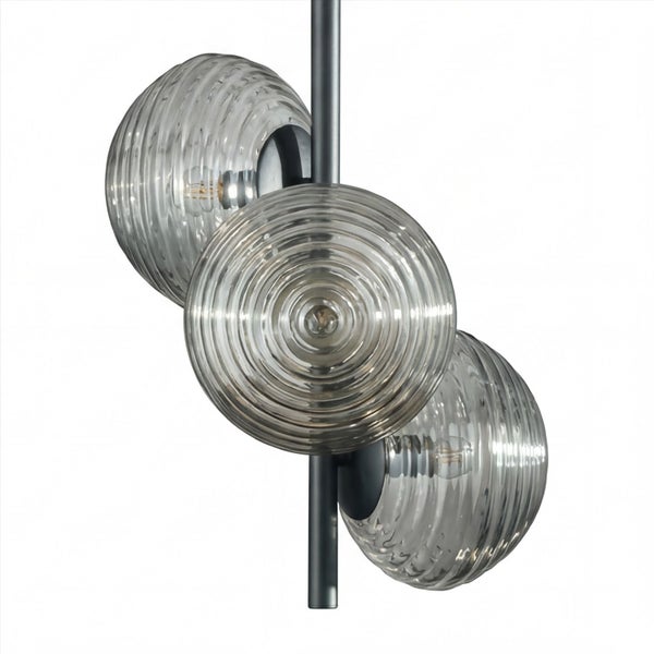 Dreiflammige Pendelleuchte mit runden geriffelten Glasschirmen an einer schwarzen Metallstange.