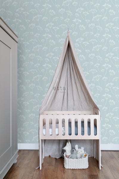 Helles Kinderzimmer mit Babybett, Baldachin und gemusterter Tapete