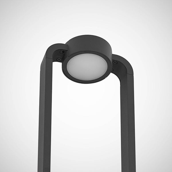 Kopf einer modernen schwarzen Außen-Wegeleuchte mit rundem Leuchtelement und bogenförmigem Gehäuse.