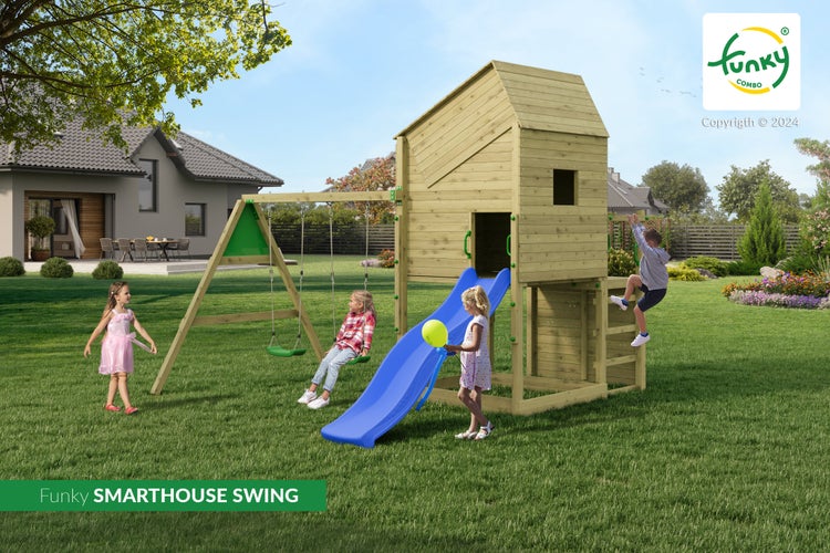 Spielturm aus Holz mit Rutsche, Schaukelgestell für zwei Schaukeln und Kletterwand auf einer Rasenfläche im Garten.