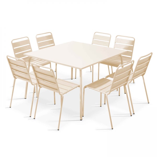 Quadratischer Tisch in Beige mit vier schlanken Beinen.
