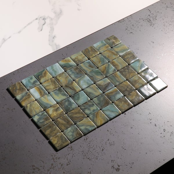 Quadratische Mosaikfliesen auf dunkler Oberfläche