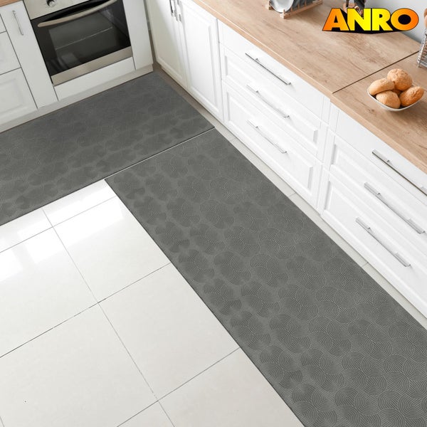 Graue Küchenläufer mit kreisförmigem Muster in einer Küche