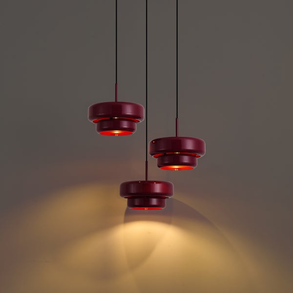 Dreiflammige Pendelleuchte mit gestuften Metallschirmen im modernen Design zur Innenbeleuchtung.