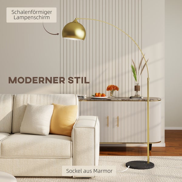 Goldfarbene Bogenlampe mit schalenförmigem Schirm und Marmorsockel in einem hellen Wohnzimmer mit Sofa und Sideboard im modernen Stil.