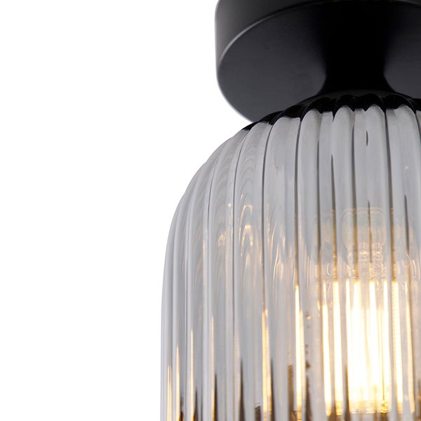 Deckenleuchte mit geriffeltem Glasschirm