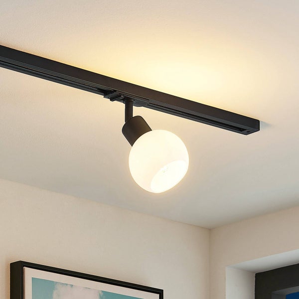 Schwarzer Schienensystem-Strahler mit weißem Glaskugelschirm an einer schwarzen Deckenschiene montiert.