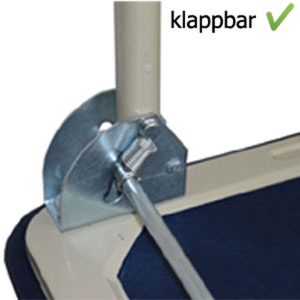 Detailaufnahme einer klappbaren Liege mit Metallbeschlägen